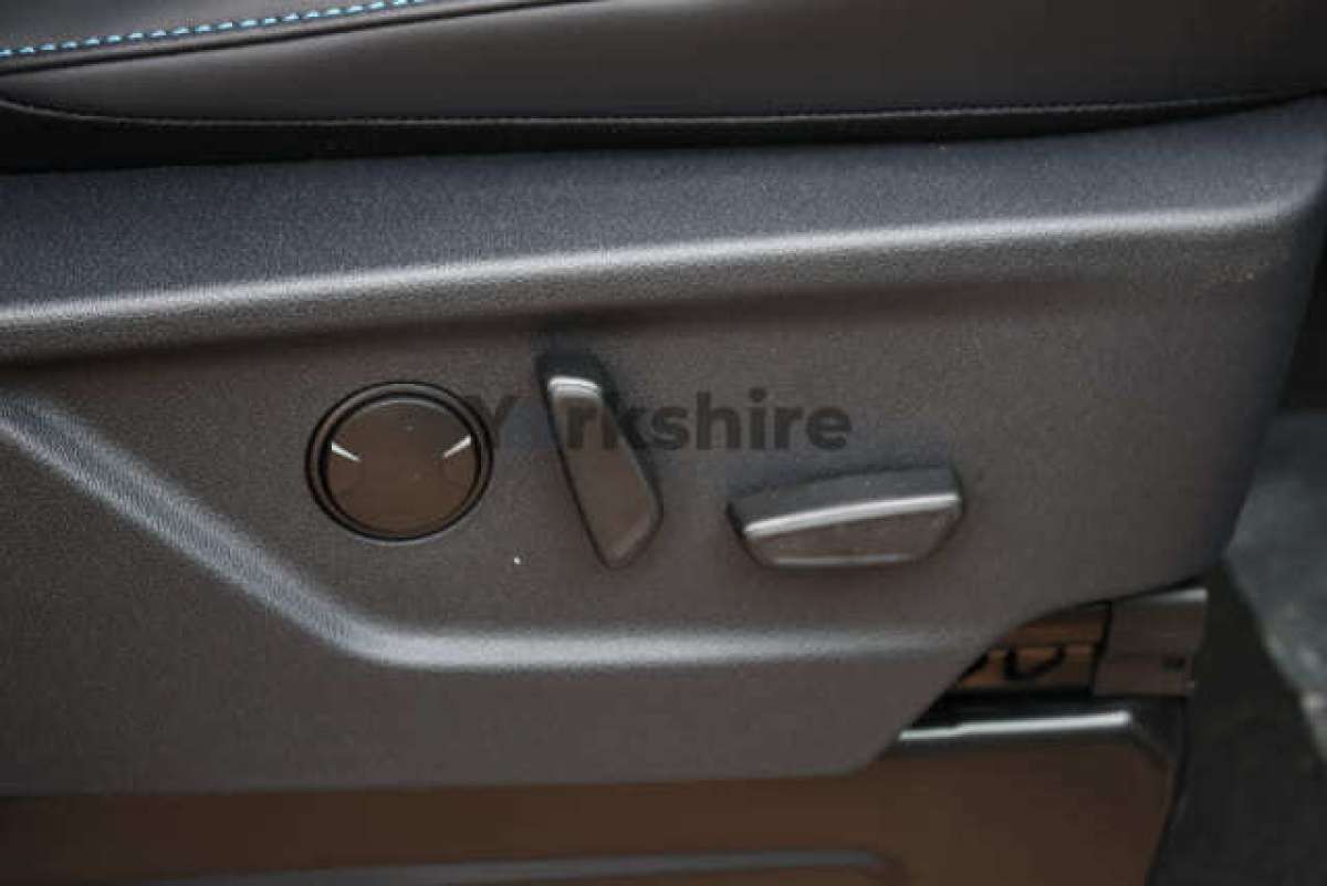 This is the Transit 320 Custom L1H1 DCiV Sport Hybrid vehicle.